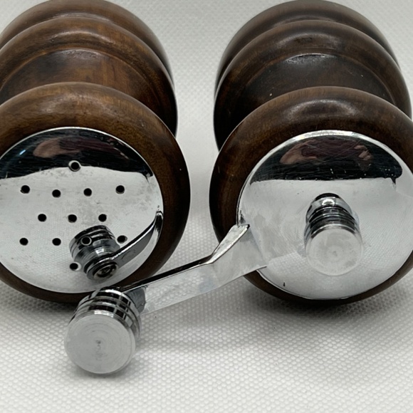 Vintage OLDE THOMPSON Solid Wood Walnut Salt & Pepper Mill - Picture 8 of 8